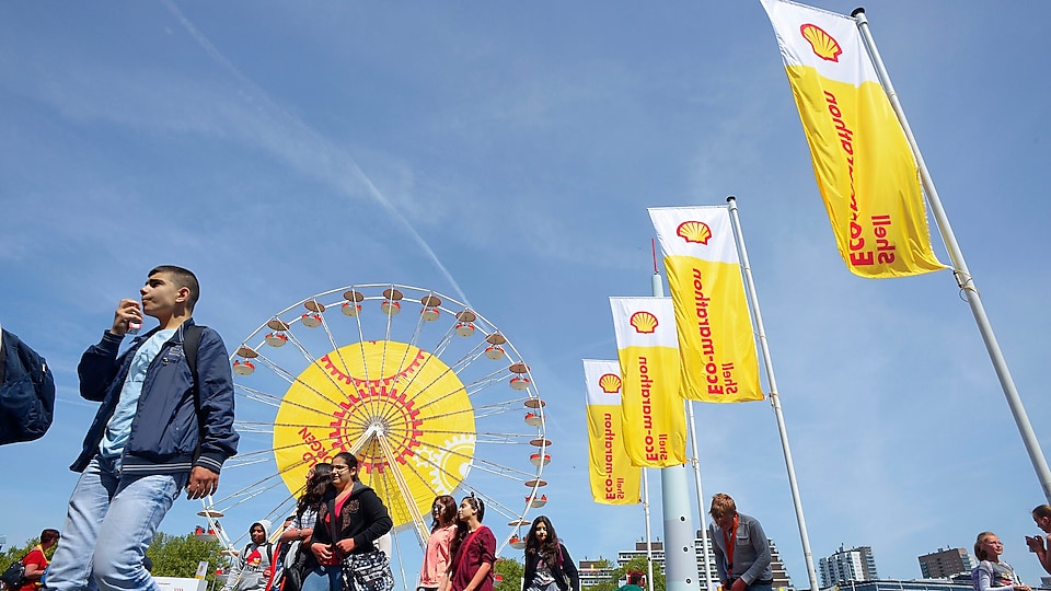 Des écoliers se rassemblent sur la place devant le Centre Ahoy lors du deuxième jour du Shell Eco-marathon Europe 2014, le vendredi 16 mai 2014, à Rotterdam, aux Pays-Bas. (Ermindo Armino/Images AP pour Shell)