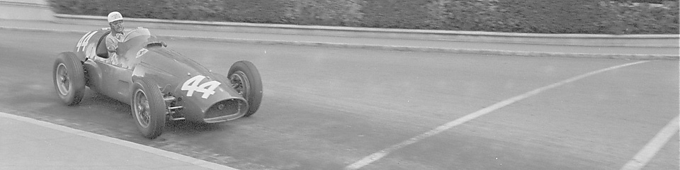 Maurice Trintignant au volant de sa Ferrari Formule&nbsp;1 lors du Grand Prix de Monaco en&nbsp;1955