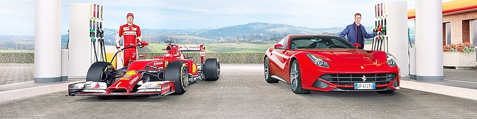 Sebastian Vettel et Kimi Raikkonen font le plein de voitures Ferrari à une station Shell