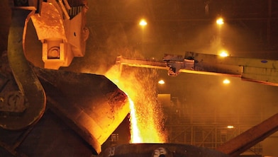 Pouring of hot melted steel