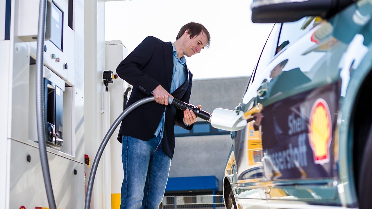 Man pumping fuel
