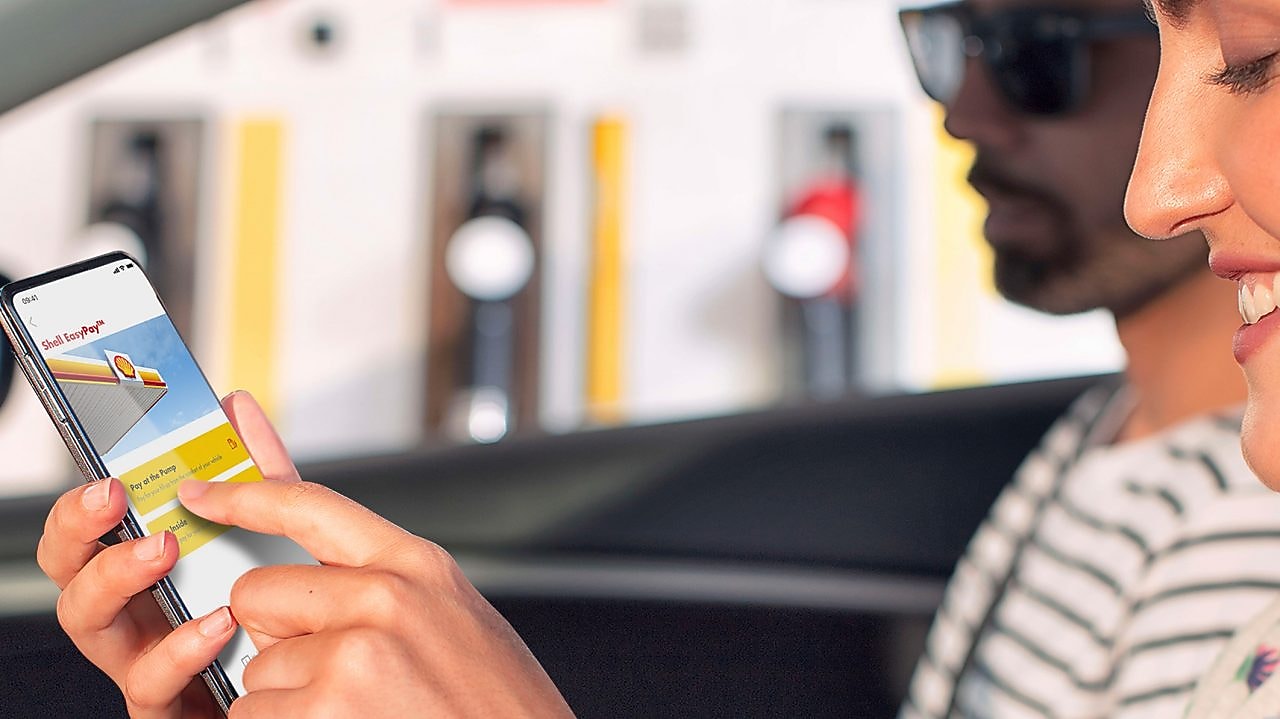 Woman in parked car using Shell EasyPay™