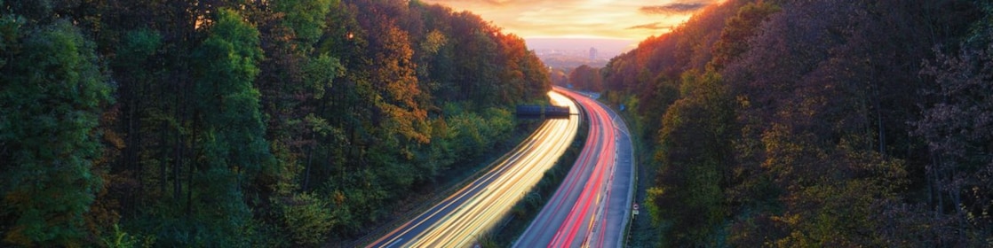 Lignes de lumière sur route
