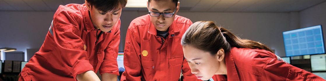 Trois collaborateurs examinant des plans