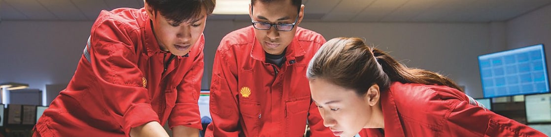Trois collaborateurs examinant des plans