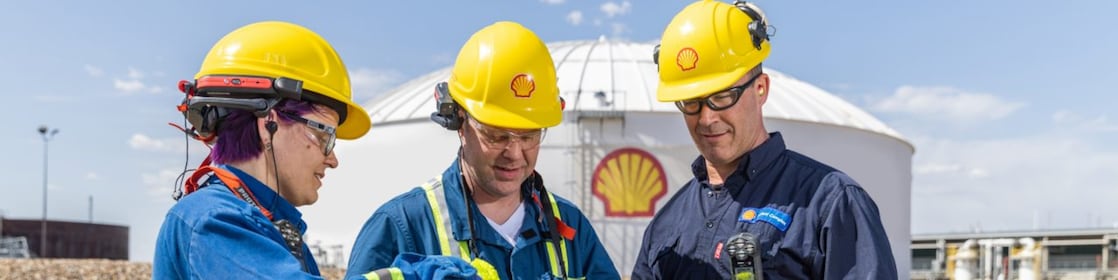Trois ingénieurs Shell