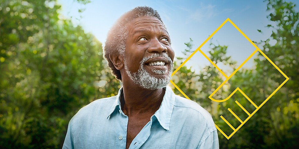 Un homme portant la barbe, le sourire aux lèvres, avec des arbres en arrière-plan et le graphique Créer de la valeur pour les actionnaires