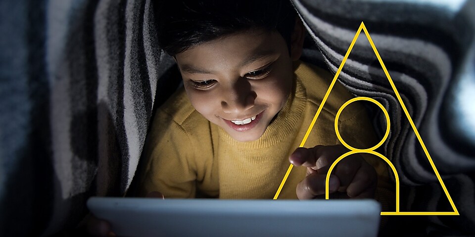 Photo d’un jeune garçon regardant une tablette et image du graphique Alimenter la vie