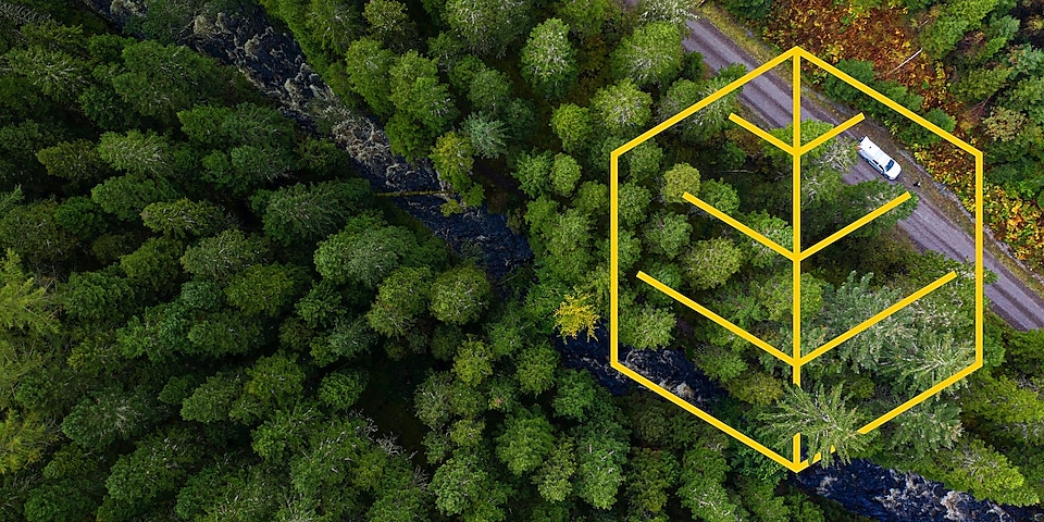 Vue aérienne d’une rivière et d’un camion blanc sur la route dans une forêt de pins et image du graphique Respecter la nature