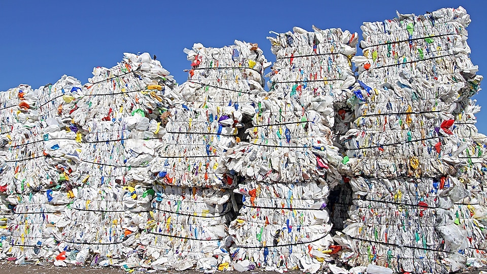 Ballots de sacs de plastique dans une installation de gestion des déchets