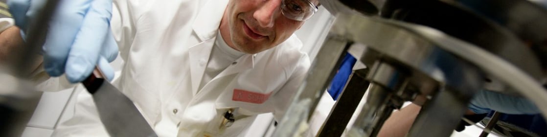 Scientifique sortant de la graisse du laboratoire