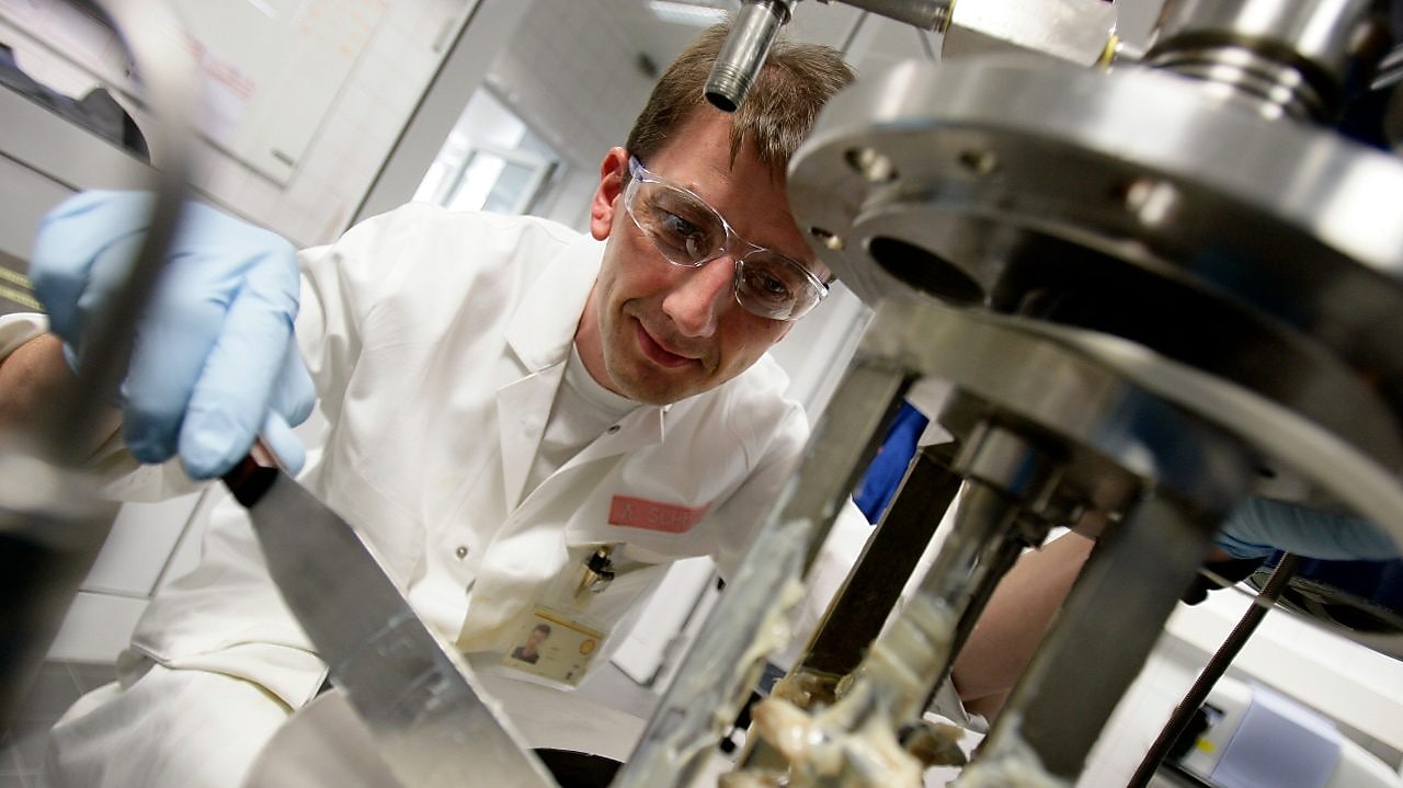 Scientifique sortant de la graisse du laboratoire