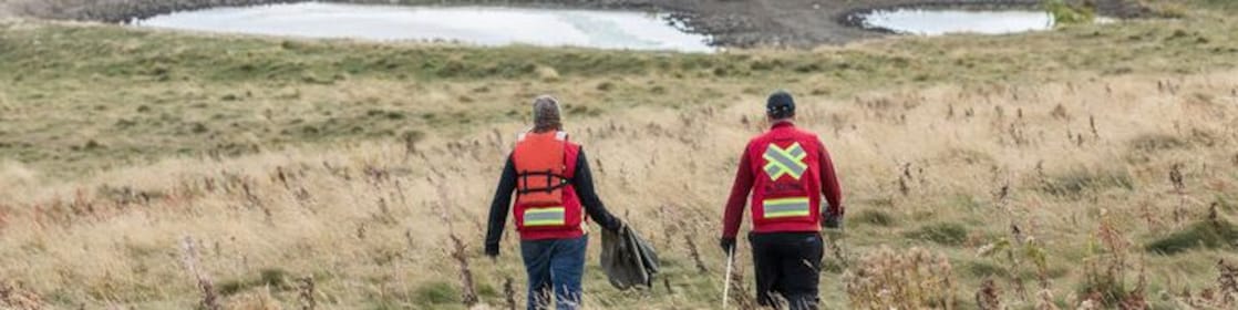 Deux personnes marchent en direction d’un bassin.