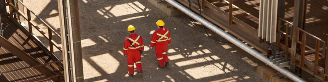 Travailleurs se tenant devant l'unité Quest de captage et de stockage du carbone sur le site de Shell Scotford