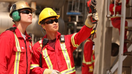 Salariés utilisant une caméra à imagerie thermique pour scanner un récipient dans l'appareil d'hydrogénation d'essence de la raffinerie du centre de production de Sarnia.