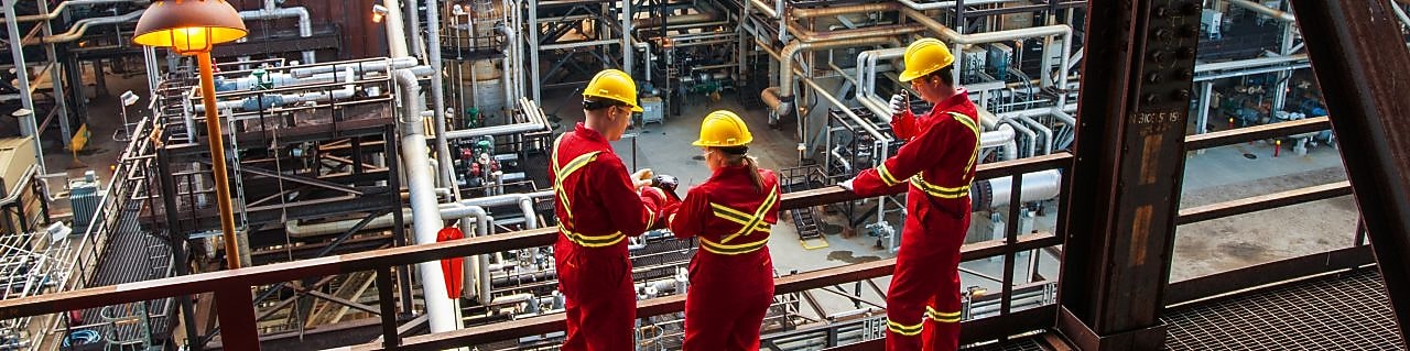 Employés travaillant dans le centre de fabrication de Scotford