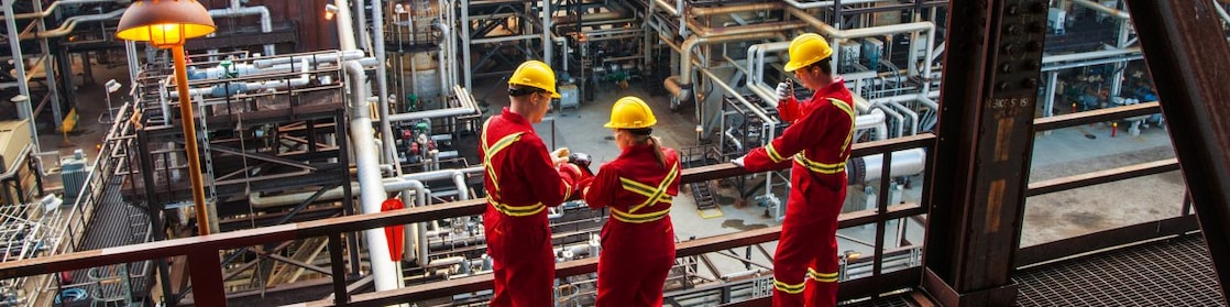 Employés travaillant dans le centre de fabrication de Scotford