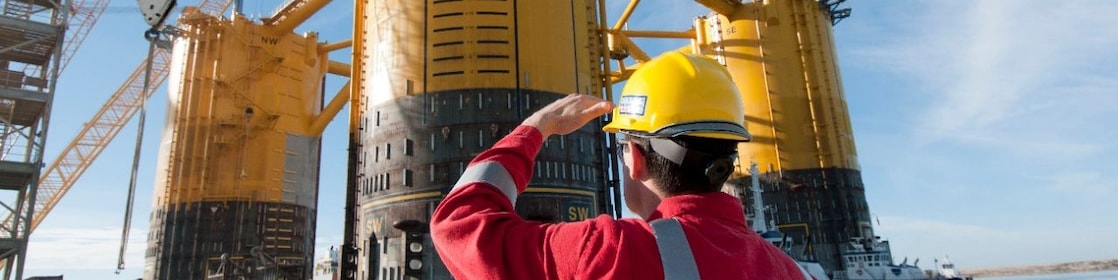 Ingénieur regardant le haut d'une plate-forme en construction