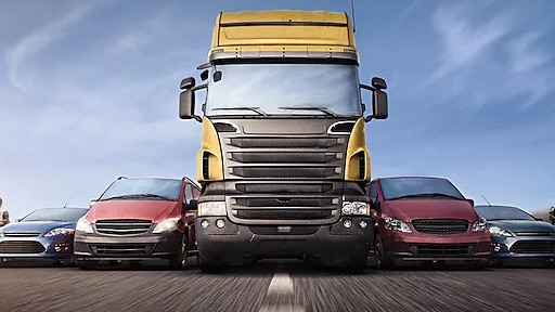 Motos, voitures et camions sur la route