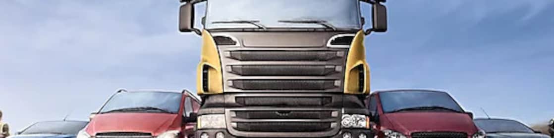 Motos, voitures et camions sur la route