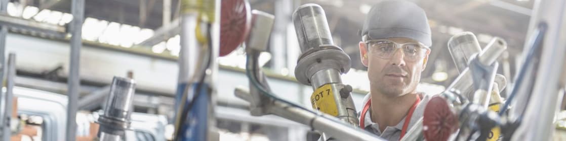 Ingénieur travaillant avec des lubrifiants Shell