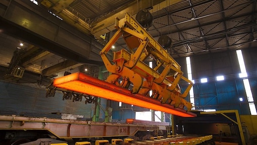 Hydraulic system lifting hot metal sheets in a steel mill