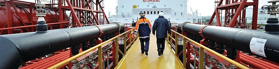 Employés Shell marchant sur un pétrolier 