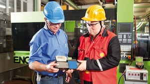 travailleurs discutant sur le terrain