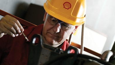 employé de Shell portant un casque