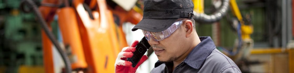 Personne passant commande de lubrifiants au téléphone