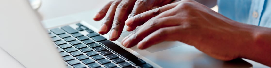 homme tapant sur un ordinateur portable