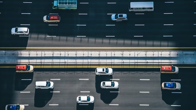 autoroute avec des voitures
