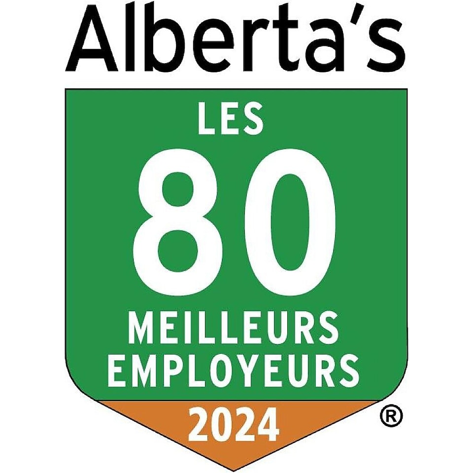 Logo des 80 meilleurs employeurs de l’Alberta pour l’année 2024, avec un texte blanc en gras sur un fond vert avec un accent orange en bas.