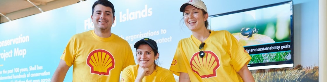 Un groupe d’employés Shell souriant lors d’un événement communautaire.