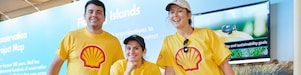 Un groupe d’employés Shell souriant lors d’un événement communautaire.