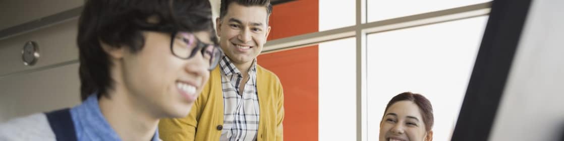 Des étudiants et un enseignant dans un laboratoire d’informatique