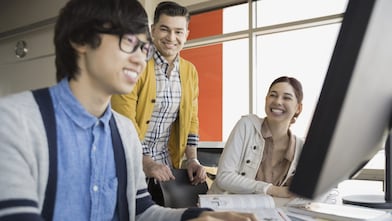 Des étudiants et un enseignant dans un laboratoire d’informatique
