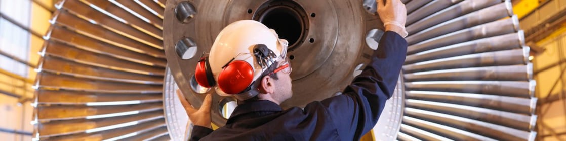 Un ingénieur inspecte une turbine