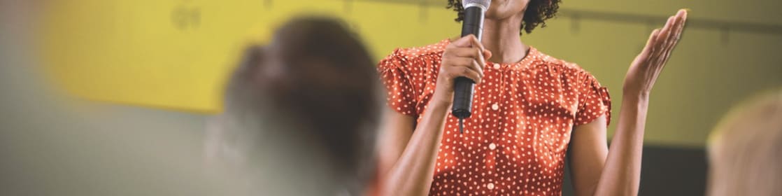 Femme d’affaires dirigeant une réunion