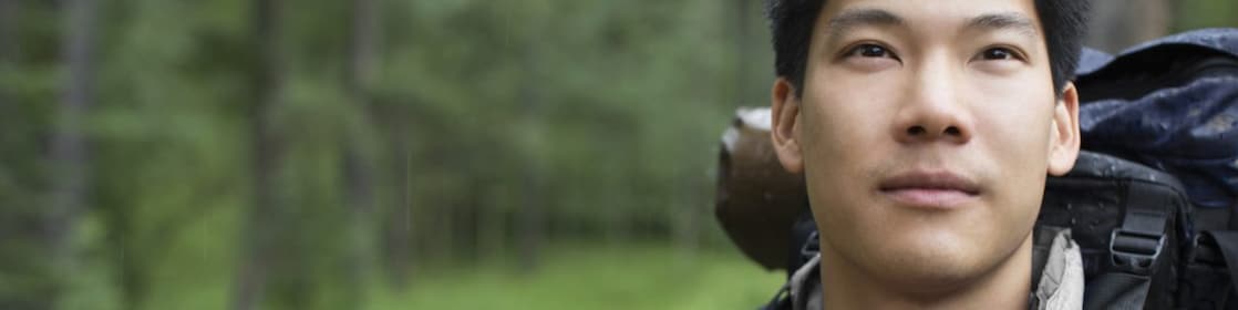 Portrait d’un routard asiatique dans les bois