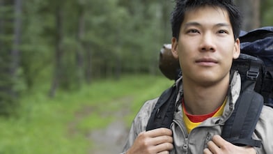 Portrait d’un routard asiatique dans les bois