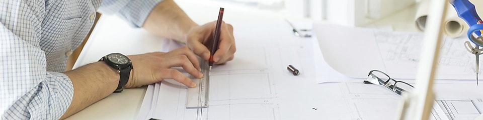 jeune architecte dessinant sur une feuille