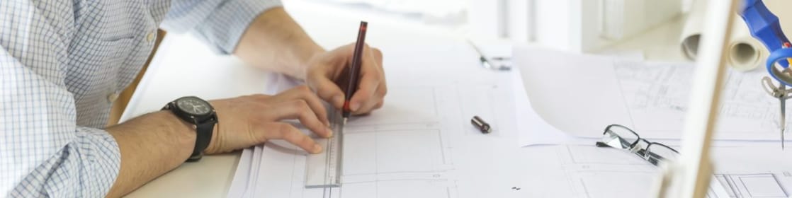 jeune architecte dessinant sur une feuille