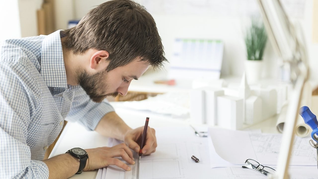 jeune architecte dessinant sur une feuille