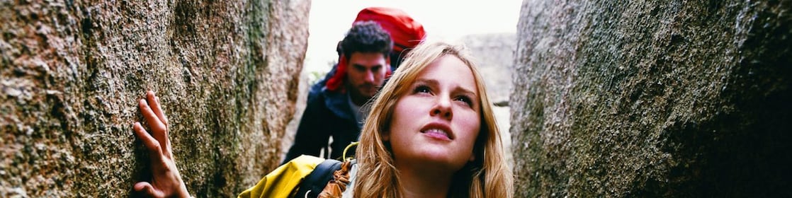 Deux personnes s’orientant entre des rochers