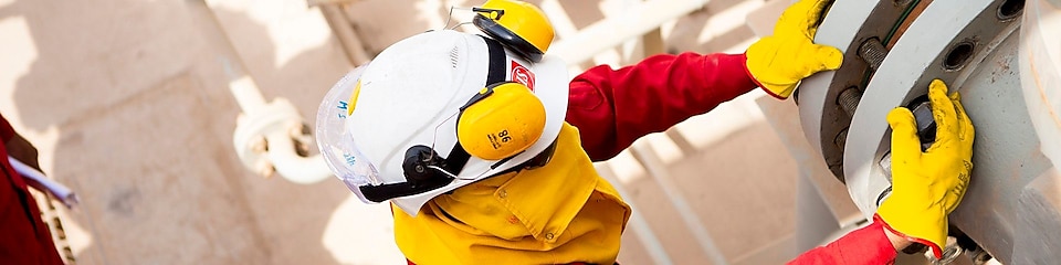 Travailleur portant un masque et des gants de sécurité