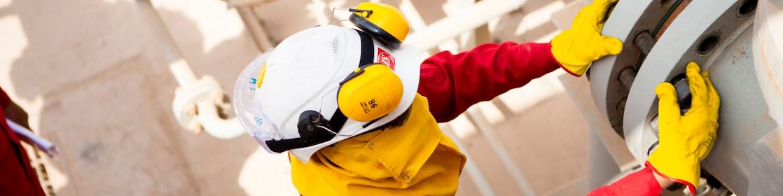 Travailleur portant un masque et des gants de sécurité