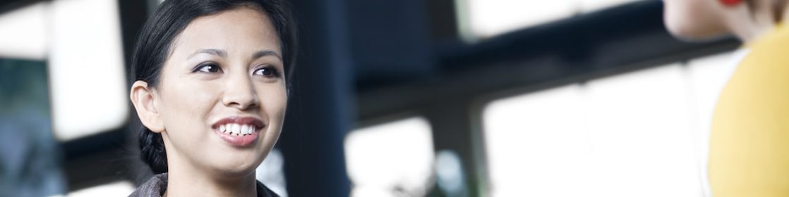 Responsable des RH parlant avec un employé