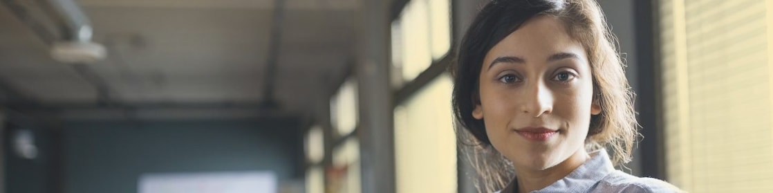 Portrait d’une femme d’affaires pleine d’assurance dans son bureau