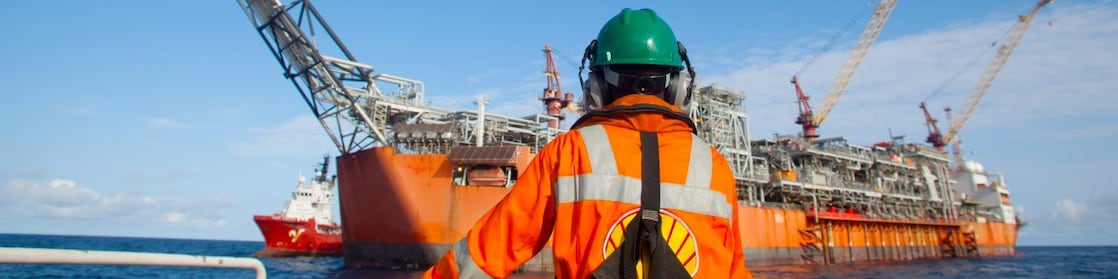 Un employé de Shell observe un navire au loin